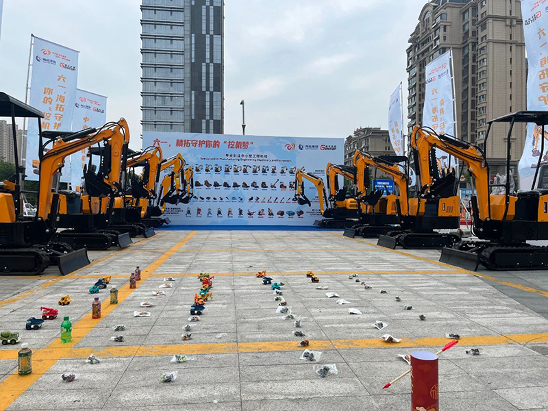 山東海拓集團創(chuàng)新融合打造“不一樣”挖機展，親子互動涂鴉藝術引爆愛琴海